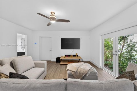 House in Coral Gables, Florida 3 bedrooms, 197.42 sq.m. № 2040673 - photo 27