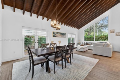 House in Coral Gables, Florida 3 bedrooms, 197.42 sq.m. № 2040673 - photo 18