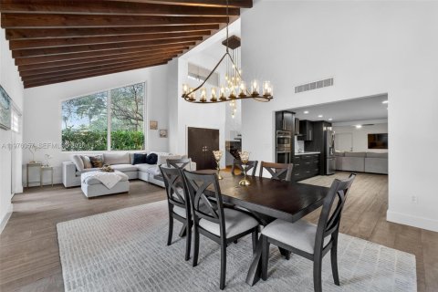 House in Coral Gables, Florida 3 bedrooms, 197.42 sq.m. № 2040673 - photo 17