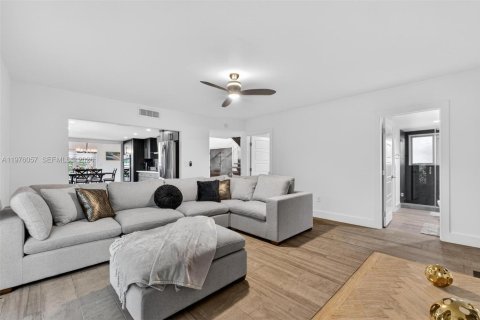 House in Coral Gables, Florida 3 bedrooms, 197.42 sq.m. № 2040673 - photo 26