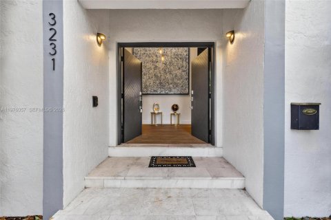 House in Coral Gables, Florida 3 bedrooms, 197.42 sq.m. № 2040673 - photo 10