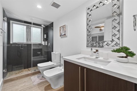 House in Coral Gables, Florida 3 bedrooms, 197.42 sq.m. № 2040673 - photo 30