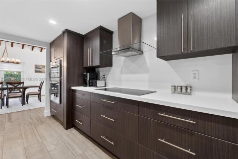 House in Coral Gables, Florida 3 bedrooms, 197.42 sq.m. № 2040673 - photo 22