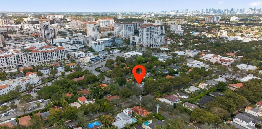 House in Coral Gables, Florida 3 bedrooms, 197.42 sq.m. № 2040673