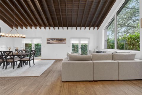 House in Coral Gables, Florida 3 bedrooms, 197.42 sq.m. № 2040673 - photo 14