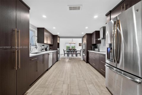 House in Coral Gables, Florida 3 bedrooms, 197.42 sq.m. № 2040673 - photo 21