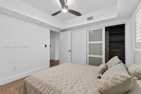 House in Coral Gables, Florida 3 bedrooms, 197.42 sq.m. № 2040673 - photo 29