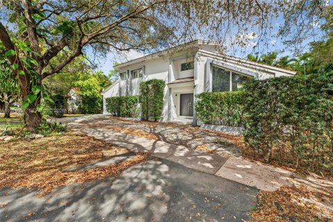 House in Coral Gables, Florida 3 bedrooms, 197.42 sq.m. № 2040673 - photo 8