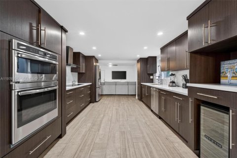 House in Coral Gables, Florida 3 bedrooms, 197.42 sq.m. № 2040673 - photo 20