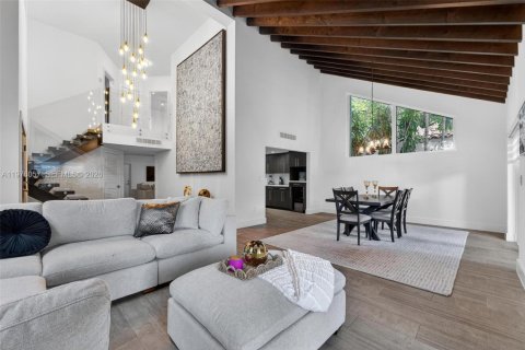 House in Coral Gables, Florida 3 bedrooms, 197.42 sq.m. № 2040673 - photo 15