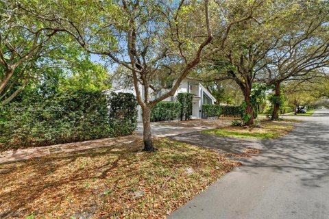 House in Coral Gables, Florida 3 bedrooms, 197.42 sq.m. № 2040673 - photo 6