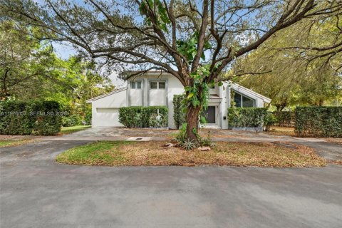 House in Coral Gables, Florida 3 bedrooms, 197.42 sq.m. № 2040673 - photo 4