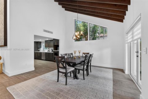 House in Coral Gables, Florida 3 bedrooms, 197.42 sq.m. № 2040673 - photo 16