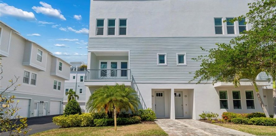 Adosado en Tampa, Florida 3 dormitorios, 251.3 m2 № 2226362