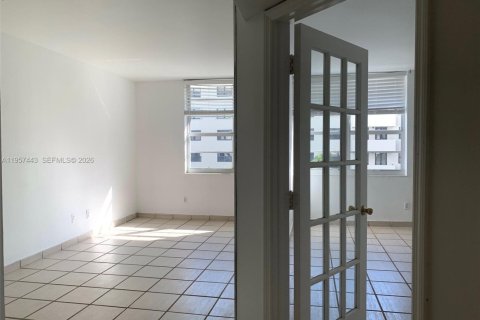 Condo in Miami Beach, Florida, 1 bedroom  № 2011443 - photo 11