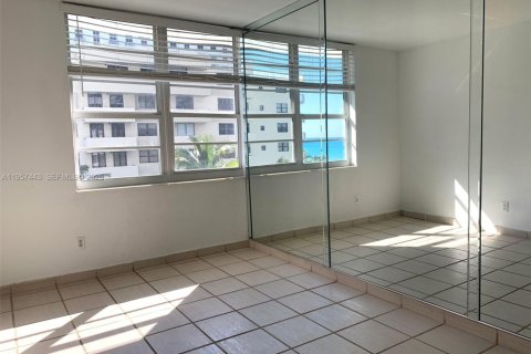 Condo in Miami Beach, Florida, 1 bedroom  № 2011443 - photo 2