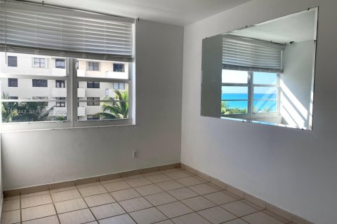 Condo in Miami Beach, Florida, 1 bedroom  № 2011443 - photo 14