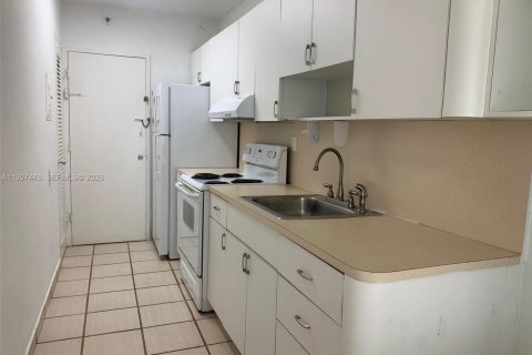 Condo in Miami Beach, Florida, 1 bedroom  № 2011443 - photo 8