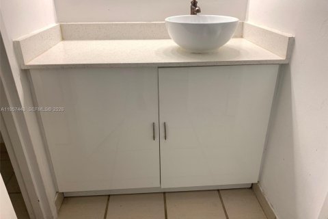 Condo in Miami Beach, Florida, 1 bedroom  № 2011443 - photo 16