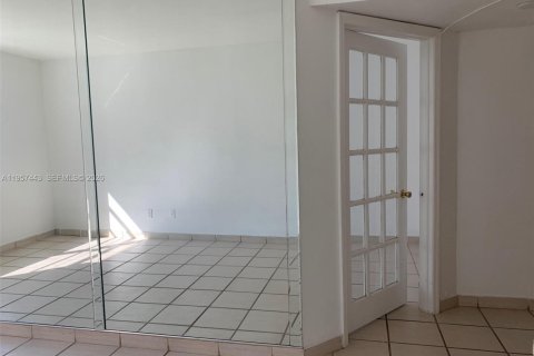 Condo in Miami Beach, Florida, 1 bedroom  № 2011443 - photo 10