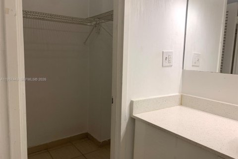 Condo in Miami Beach, Florida, 1 bedroom  № 2011443 - photo 18