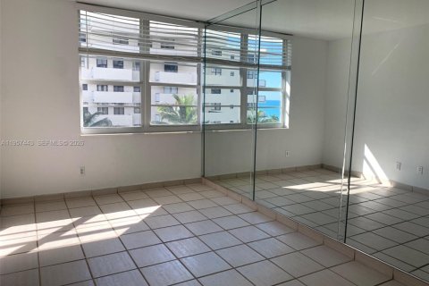 Condo in Miami Beach, Florida, 1 bedroom  № 2011443 - photo 3