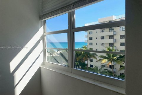 Condo in Miami Beach, Florida, 1 bedroom  № 2011443 - photo 15