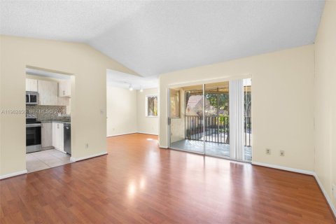 Condominio en alquiler en Coral Springs, Florida, 1 dormitorio, 75.81 m2 № 2026670 - foto 4