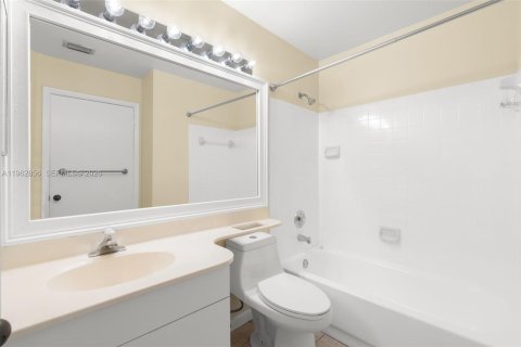 Condominio en alquiler en Coral Springs, Florida, 1 dormitorio, 75.81 m2 № 2026670 - foto 8