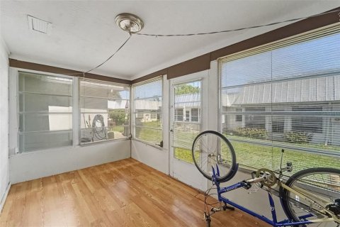 Condo in New Port Richey, Florida, 2 bedrooms № 2222702 - photo 5