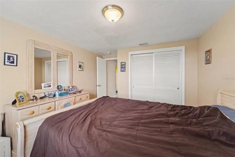 Condo in New Port Richey, Florida, 2 bedrooms № 2222702 - photo 6