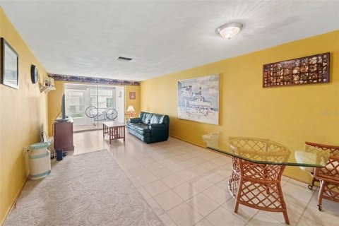 Condo in New Port Richey, Florida, 2 bedrooms № 2222702 - photo 3