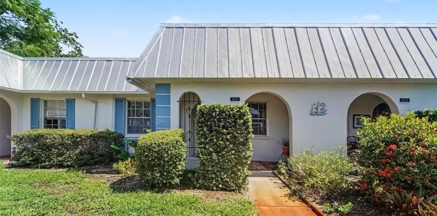 Condo in New Port Richey, Florida, 2 bedrooms № 2222702