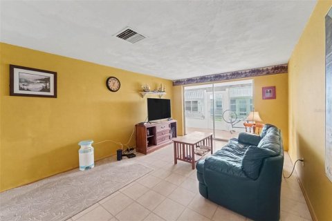 Condo in New Port Richey, Florida, 2 bedrooms № 2222702 - photo 2