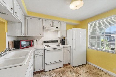 Condo in New Port Richey, Florida, 2 bedrooms № 2222702 - photo 4