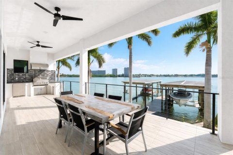House in Saint Petersburg, Florida 4 bedrooms, 342.34 sq.m. № 2201594 - photo 4