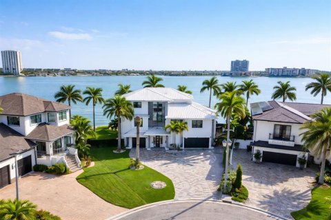 House in Saint Petersburg, Florida 4 bedrooms, 342.34 sq.m. № 2201594 - photo 9