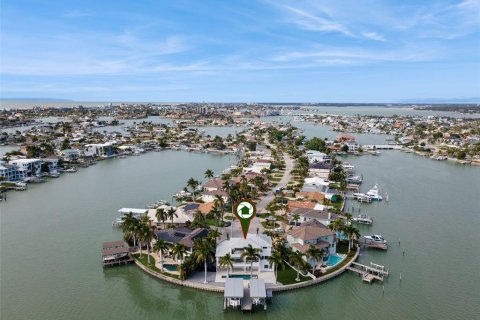 House in Saint Petersburg, Florida 4 bedrooms, 342.34 sq.m. № 2201594 - photo 14