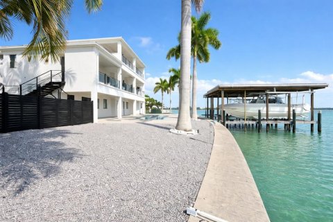 House in Saint Petersburg, Florida 4 bedrooms, 342.34 sq.m. № 2201594 - photo 16