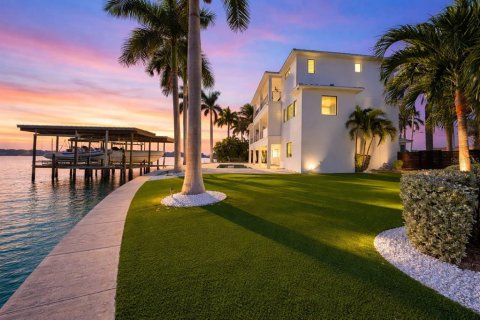 House in Saint Petersburg, Florida 4 bedrooms, 342.34 sq.m. № 2201594 - photo 3