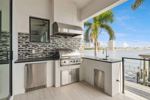 House in Saint Petersburg, Florida 4 bedrooms, 342.34 sq.m. № 2201594 - photo 8