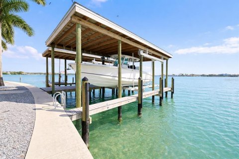 House in Saint Petersburg, Florida 4 bedrooms, 342.34 sq.m. № 2201594 - photo 19