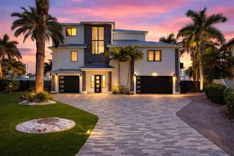 House in Saint Petersburg, Florida 4 bedrooms, 342.34 sq.m. № 2201594 - photo 2