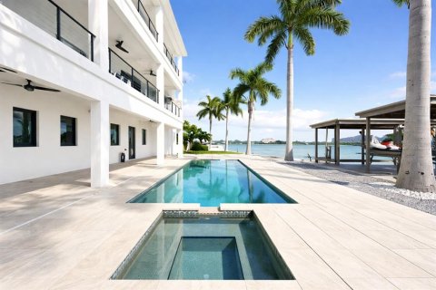 House in Saint Petersburg, Florida 4 bedrooms, 342.34 sq.m. № 2201594 - photo 7