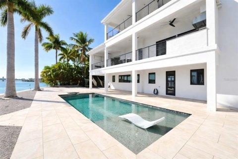 House in Saint Petersburg, Florida 4 bedrooms, 342.34 sq.m. № 2201594 - photo 6