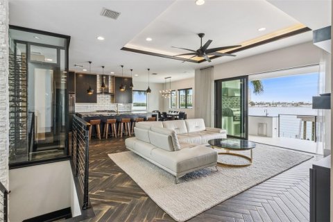 House in Saint Petersburg, Florida 4 bedrooms, 342.34 sq.m. № 2201594 - photo 23