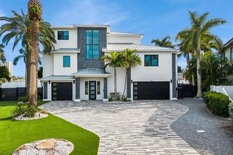 House in Saint Petersburg, Florida 4 bedrooms, 342.34 sq.m. № 2201594