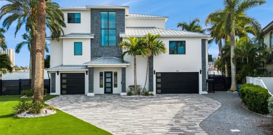 House in Saint Petersburg, Florida 4 bedrooms, 342.34 sq.m. № 2201594