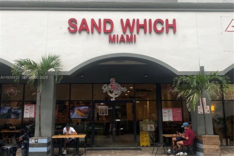 Commercial property in Miami, Florida № 2249100