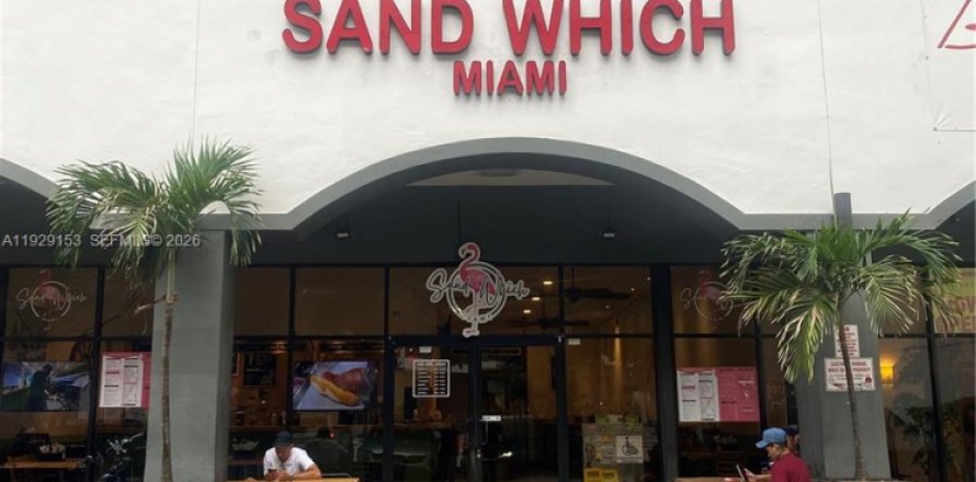 Commercial property in Miami, Florida № 2249100